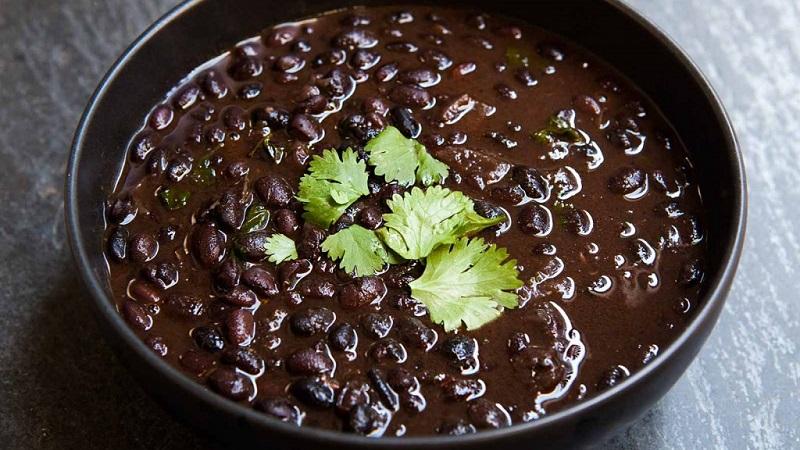 Comment utiliser les haricots noirs en cuisine, en cosmétologie et en médecine traditionnelle: avantages et inconvénients pour le corps