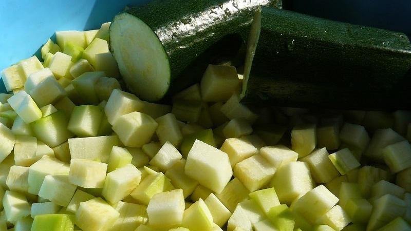 Préservons le goût et les avantages: comment congeler les courgettes fraîches pour l'hiver et quoi en cuire plus tard