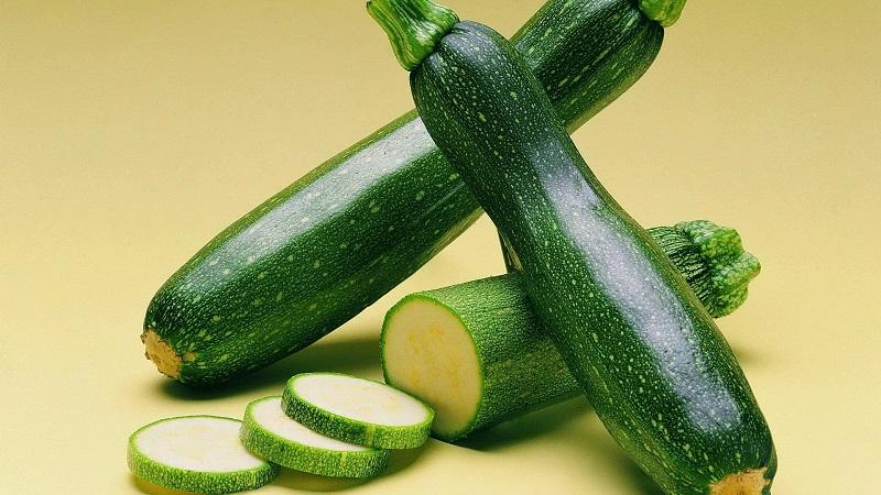 Préservons le goût et les avantages: comment congeler les courgettes fraîches pour l'hiver et quoi en cuire plus tard