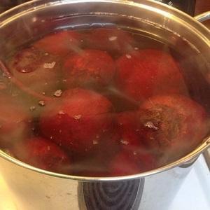 Dois-je éplucher les betteraves avant la cuisson - nous allons apprendre à les cuisiner en utilisant les astuces de vie de femmes au foyer expérimentées