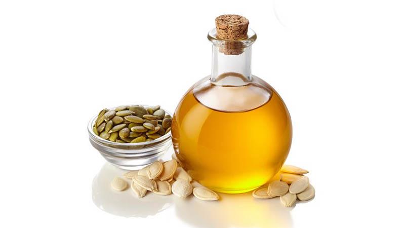 Les bienfaits de l'huile de pépins de courge pour les femmes: choisissez et appliquez correctement pour un effet maximal