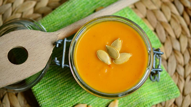 Les bienfaits de l'huile de pépins de courge pour les femmes: choisissez et appliquez correctement pour un effet maximal