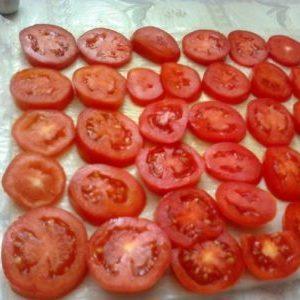 Le goût et les avantages des tomates toute l'année: comment congeler des tomates pour l'hiver au congélateur et quoi en cuisiner
