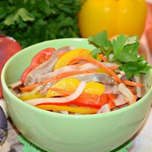 Une belle personne dans votre jardin est la tomate Golden Queen: mûre tôt, lumineuse et tellement adorée par les résidents d'été esthètes