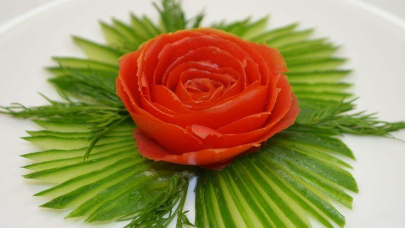 7 façons d'éplucher une tomate: éplucher les tomates facilement et facilement avec un secret des ménagères