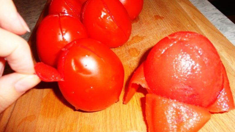 7 façons d'éplucher une tomate: éplucher les tomates facilement et facilement avec un secret des ménagères