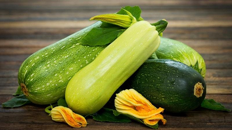 Quelle est la différence entre les courgettes et les courgettes en apparence, en goût et en d'autres propriétés: nous comprenons en détail et ne confondons plus