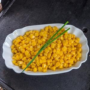 Comment conserver le maïs pour l'hiver à la maison: les recettes les plus délicieuses pour la récolte