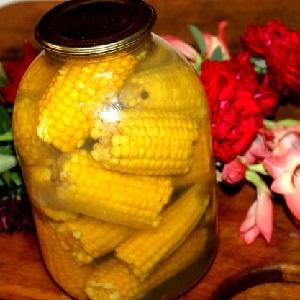 Comment conserver le maïs pour l'hiver à la maison: les recettes les plus délicieuses pour la récolte