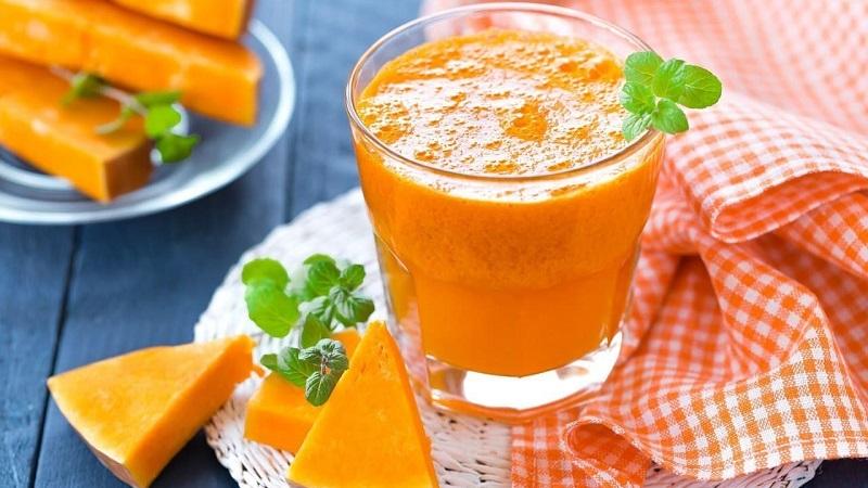 Comment faire du jus de citrouille fraîchement pressé: les meilleures recettes avec l'ajout de légumes et de fruits, application pour le traitement