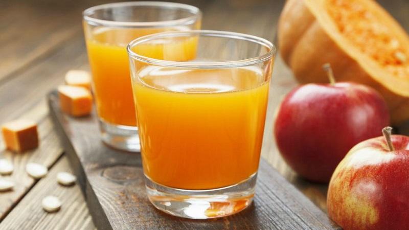 Comment faire du jus de citrouille fraîchement pressé: les meilleures recettes avec l'ajout de légumes et de fruits, application pour le traitement