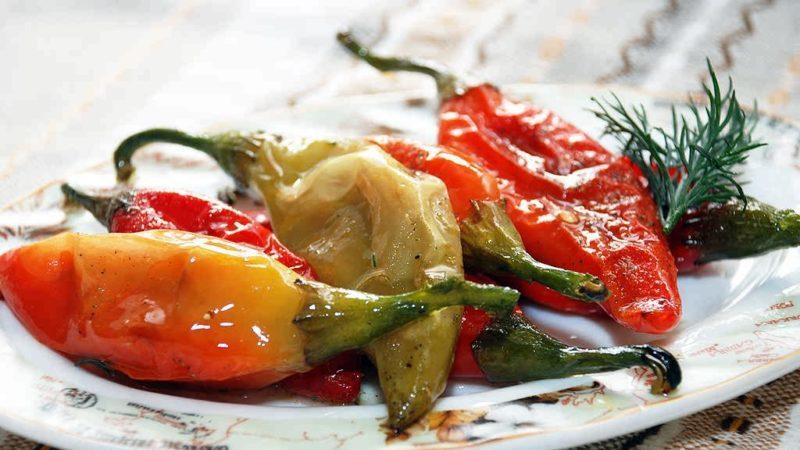 Comment cuisiner de délicieux piments forts marinés pour l'hiver: les meilleures recettes de ménagères expérimentées