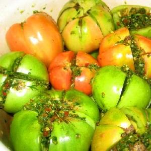 Est-il possible de manger des tomates vertes: avantages et inconvénients pour le corps humain, fraîches et salées