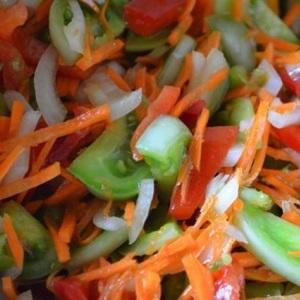 Est-il possible de manger des tomates vertes: avantages et inconvénients pour le corps humain, fraîches et salées