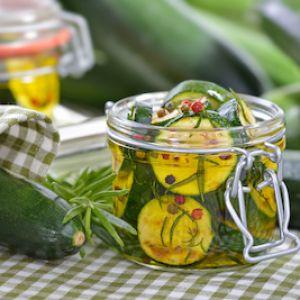 Top 10 des meilleures façons de préparer des courgettes marinées pour l'hiver: recettes de femmes au foyer expérimentées