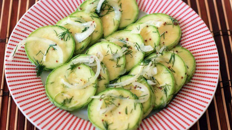 Top 10 des meilleures façons de préparer des courgettes marinées pour l'hiver: recettes de femmes au foyer expérimentées