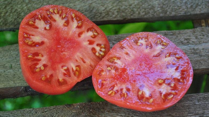 Une tomate précoce brillante avec de gros fruits - la tomate est le roi du marché et les secrets de sa culture par des jardiniers expérimentés