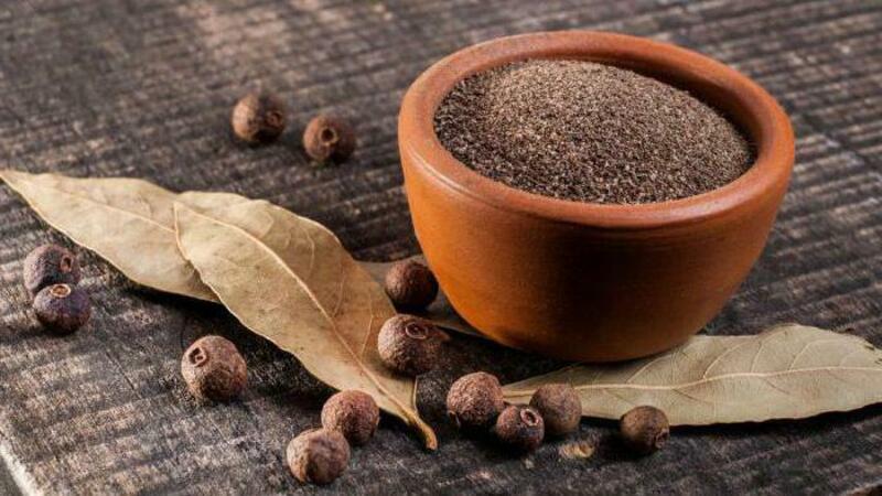 Propriétés uniques des pois de piment de la Jamaïque, pour lesquels ils l'adorent