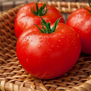 Tomate simple et sans tracas Khlynovsky: caractéristiques et description de la variété