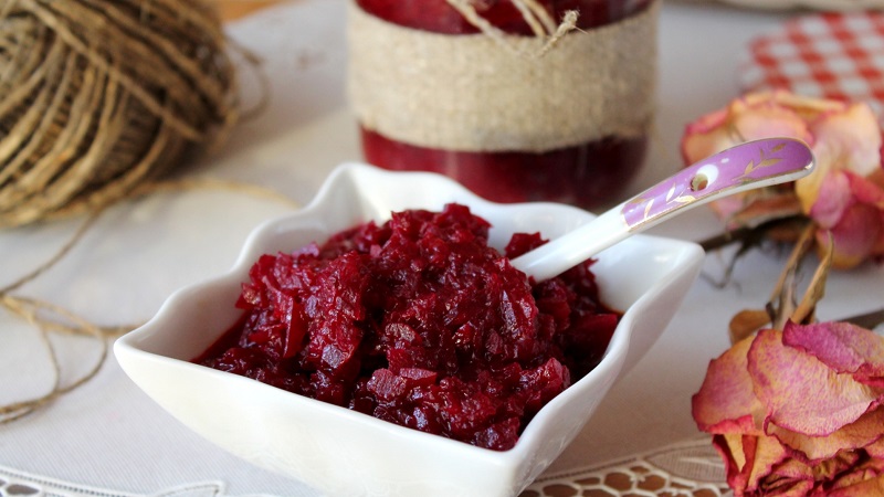 Comment saler les betteraves rapidement et savoureusement: une recette express pour les invités et des moyens de conserver un légume pour l'hiver