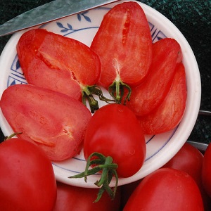 Tomates délicieuses et aromatiques qui ressemblent à des baies géantes - incroyable tomate fraise rouge allemande
