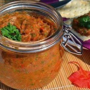 Une variété d'aubergine Almaz relativement nouvelle, mais a réussi à tomber amoureuse des résidents d'été