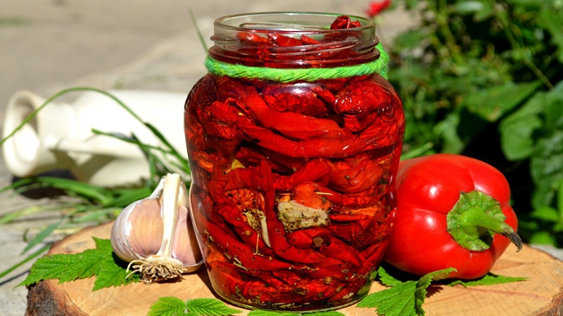 Comment faire cuire les poivrons marinés dans l'huile pour l'hiver: recettes simples de femmes au foyer expérimentées