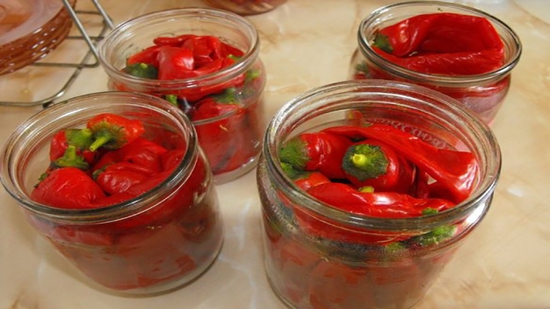 Comment faire cuire les poivrons marinés dans l'huile pour l'hiver: recettes simples de femmes au foyer expérimentées