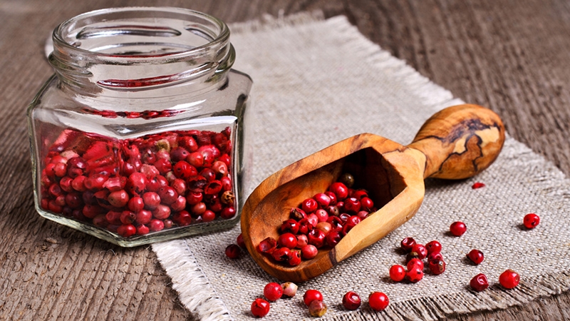 Comment et où pousse le poivre rose et dans quelles zones il est utilisé