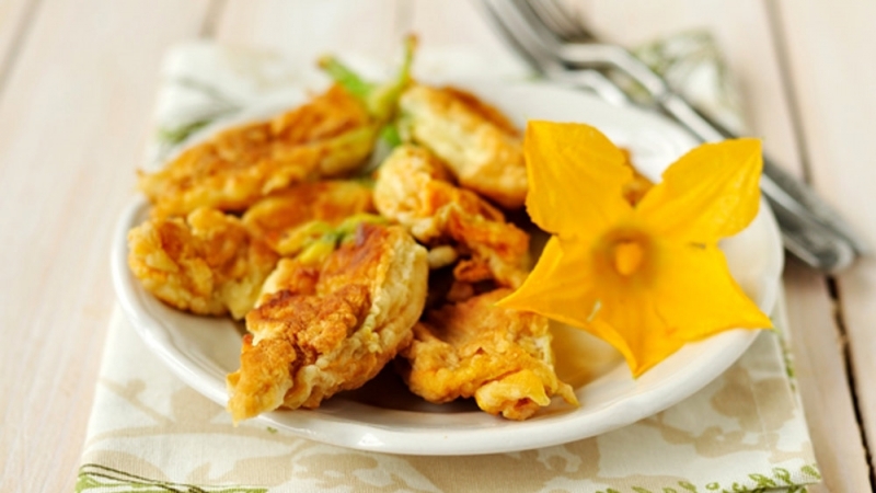 Qu'est-ce que les courgettes courgettes: nous nous familiarisons avec la vue, cultivons sur notre site et l'utilisons pour de délicieux plats