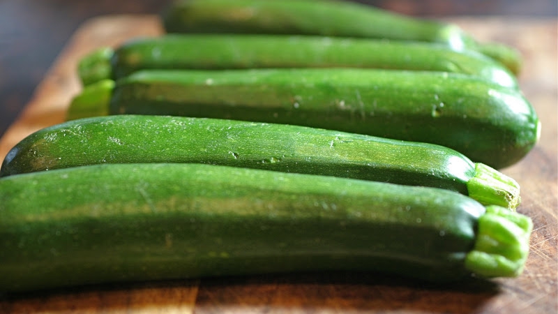 Qu'est-ce que les courgettes courgettes: nous nous familiarisons avec la vue, cultivons sur notre site et l'utilisons pour de délicieux plats