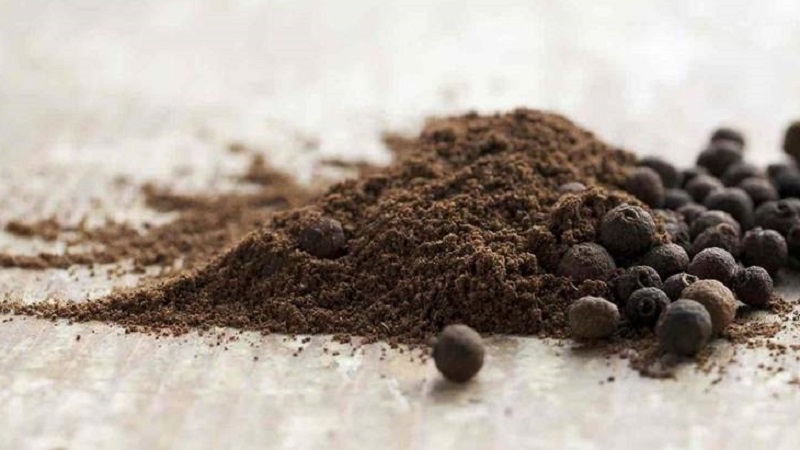 Le piment de la Jamaïque et le poivre noir sont-ils la même chose ou non?