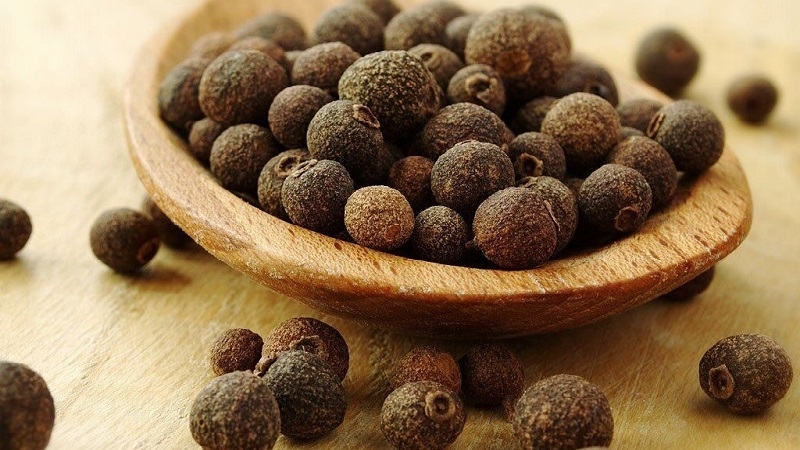 Le piment de la Jamaïque et le poivre noir sont-ils la même chose ou non?