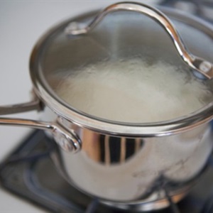 Comment bien préparer et appliquer l'eau de riz pour la diarrhée chez les enfants et les adultes