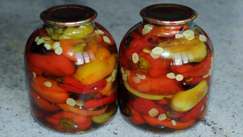 Comment faire cuire des poivrons marinés entiers pour l'hiver: les meilleures recettes et conseils utiles