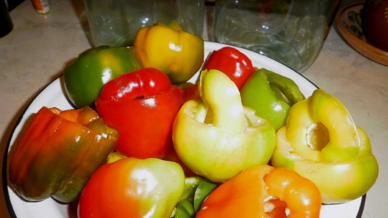 Comment faire cuire des poivrons marinés entiers pour l'hiver: les meilleures recettes et conseils utiles