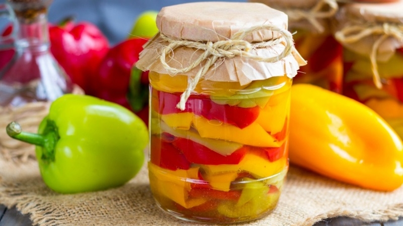 Comment faire cuire les poivrons marinés dans l'huile pour l'hiver: recettes simples de femmes au foyer expérimentées