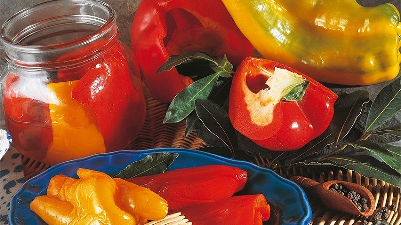 Comment faire cuire les poivrons marinés dans l'huile pour l'hiver: recettes simples de femmes au foyer expérimentées