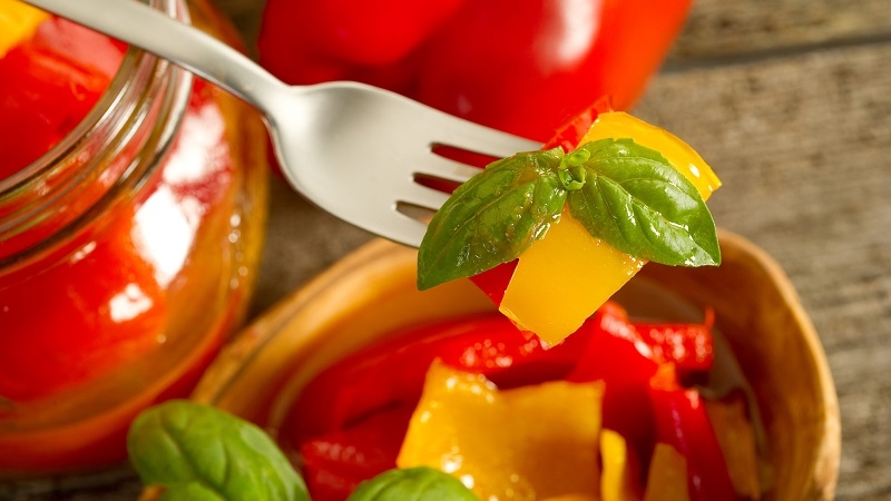 Comment faire cuire les poivrons marinés dans l'huile pour l'hiver: recettes simples de femmes au foyer expérimentées