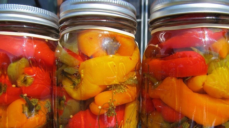 Comment faire cuire les poivrons marinés dans l'huile pour l'hiver: recettes simples de femmes au foyer expérimentées