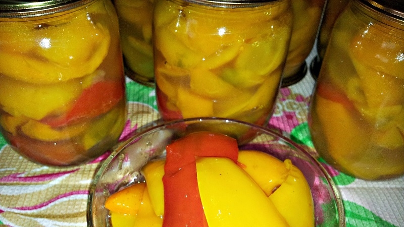 Comment faire cuire les poivrons marinés dans l'huile pour l'hiver: recettes simples de femmes au foyer expérimentées