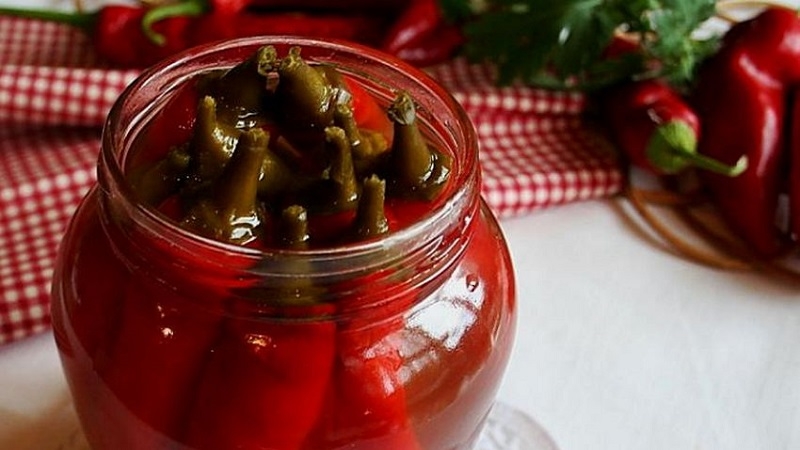 Comment faire cuire les poivrons marinés dans l'huile pour l'hiver: recettes simples de femmes au foyer expérimentées