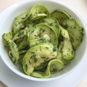 Comment faire des courgettes salées instantanées: les meilleures façons