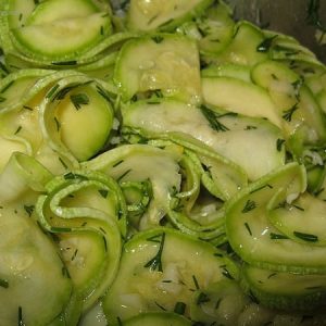 Comment faire des courgettes salées instantanées: les meilleures façons