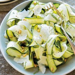 Comment faire des courgettes salées instantanées: les meilleures façons