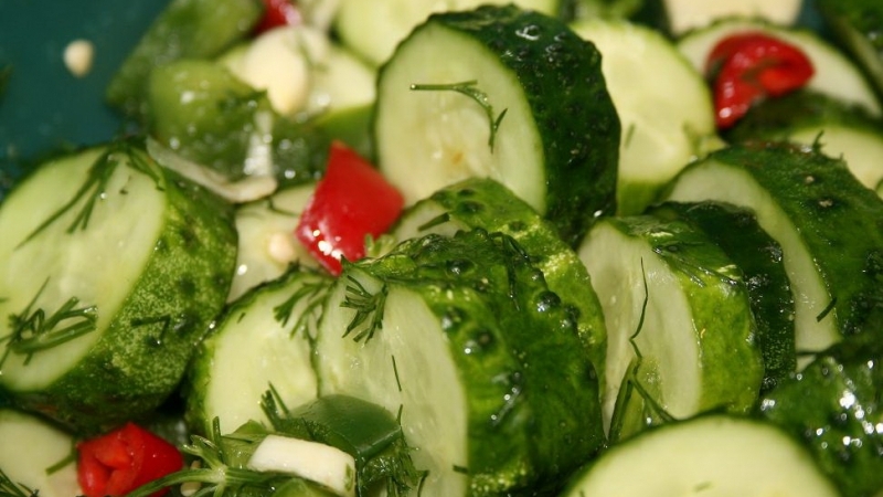 Comment saler des concombres de cornichons délicieux, rapides et faciles: 7 meilleures recettes