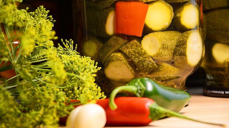 Comment préparer des concombres marinés en tranches pour l'hiver: les meilleures recettes