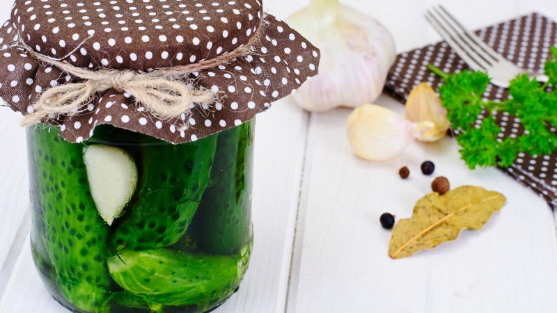 Comment préparer des concombres croustillants avec de la vodka pour l'hiver: recettes et conseils