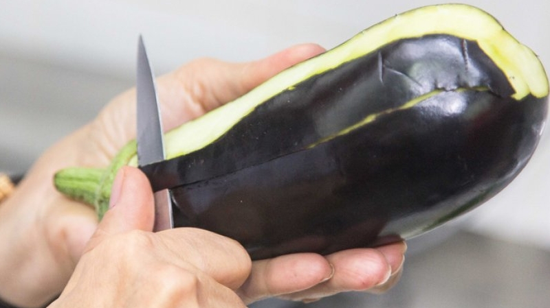 Dois-je éplucher les aubergines et comment le faire correctement