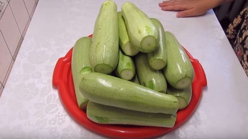 Une sélection des 20 façons les plus délicieuses de mariner les courgettes pour l'hiver dans des bocaux